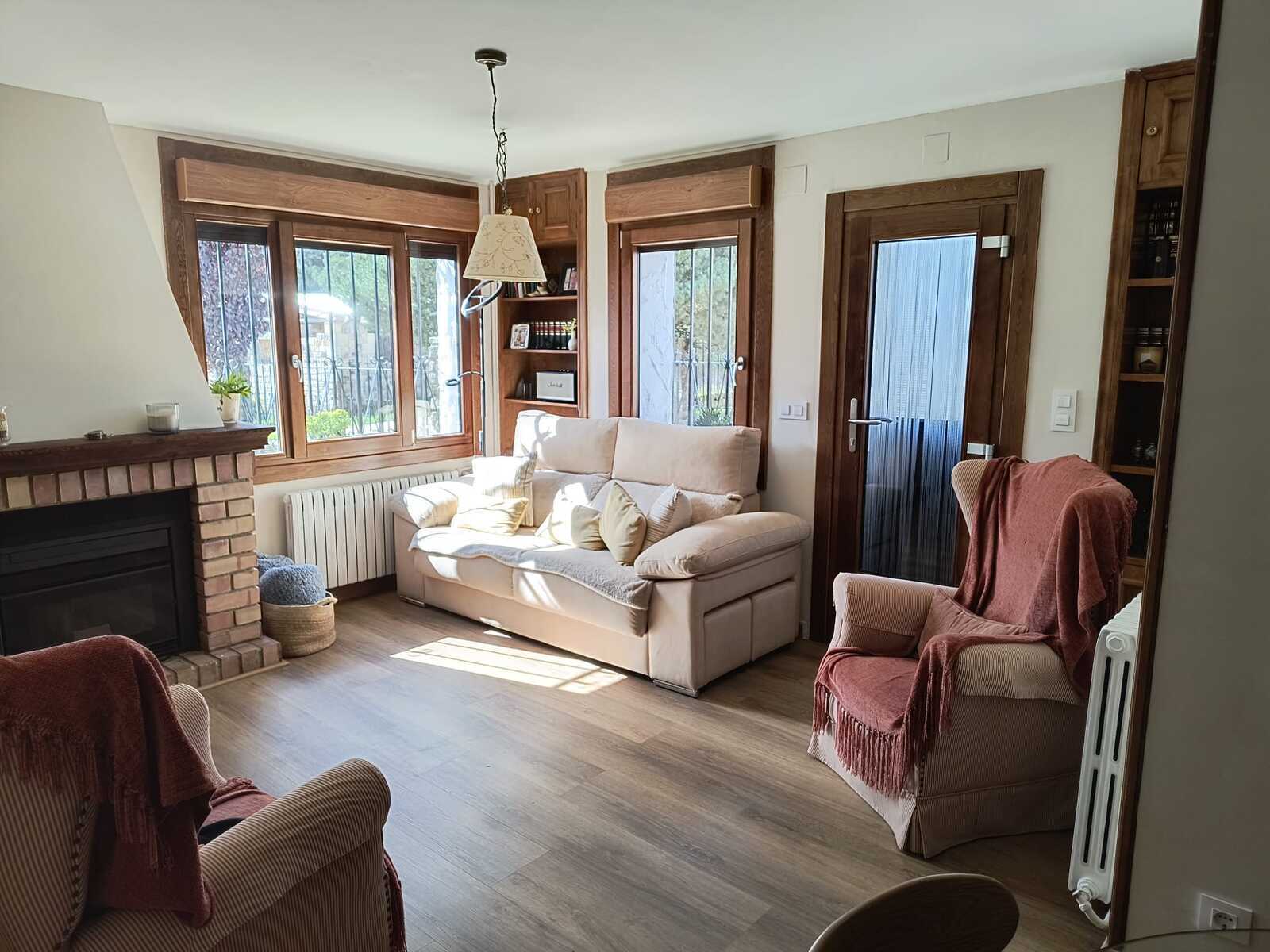 Ventana mixta instalada en salón moderno