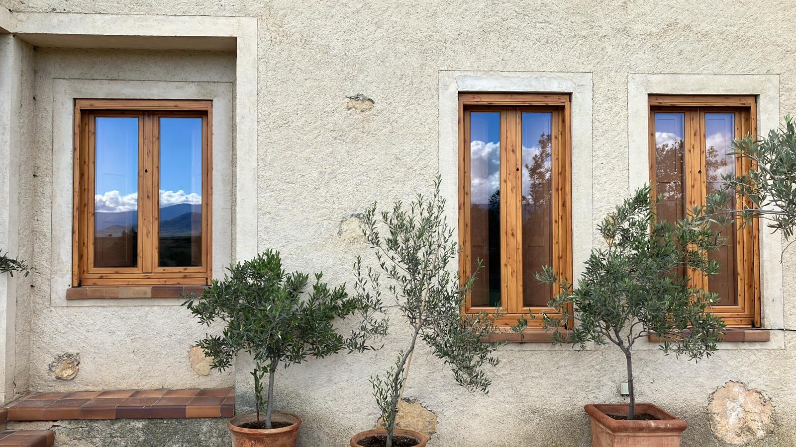 Ventana de madera M68 instalada en salón moderno